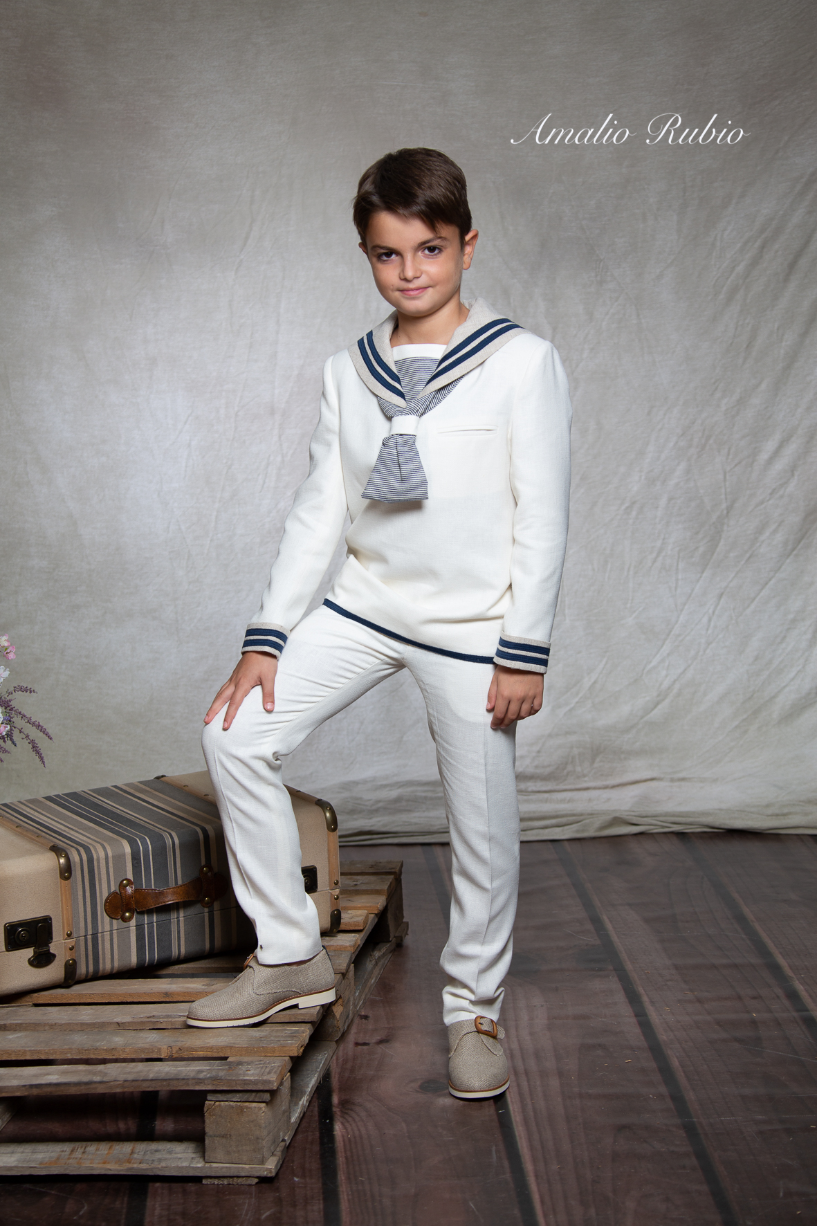 Fotos Traje Comunión Niño Modelo 990-4174-111 de Amalio Rubio 2022.  Catálogo Trajes de Comunión Amalio Rubio Colección 2022