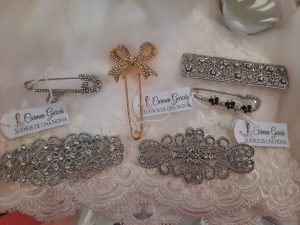 Broches para recogido de la cola del vestido